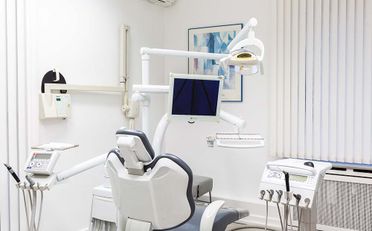 Behandlungsstuhl der Zahnarztpraxis in Baden-Baden Doctor Medic Stom. Raul-Louis Vlaia